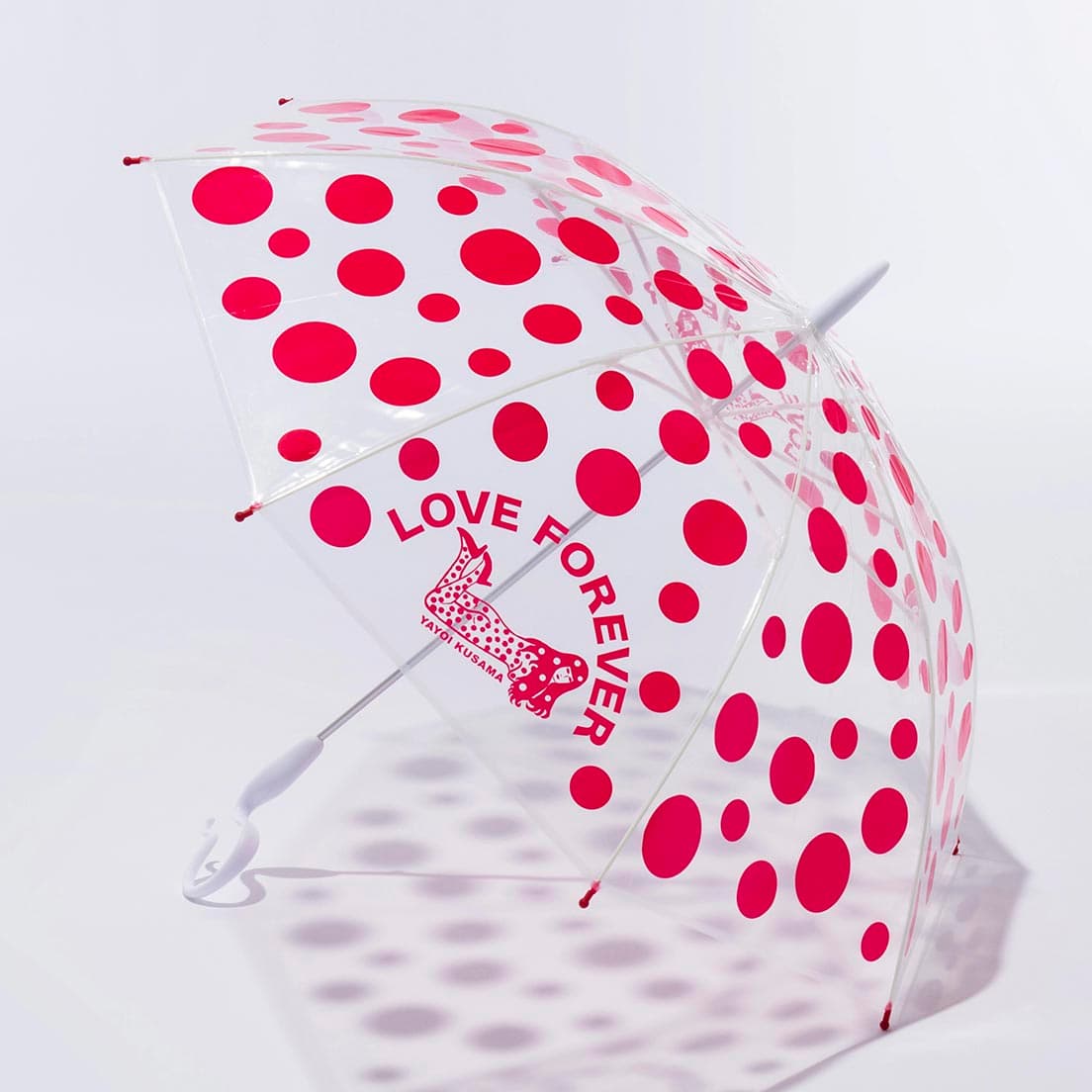 《草間彌生 アンブレラ LOVE FOREVER（赤）》。全長85.5cm。2,450円。ラムフロム HINKA RINKA 銀座店 TEL 03 6228 5771。