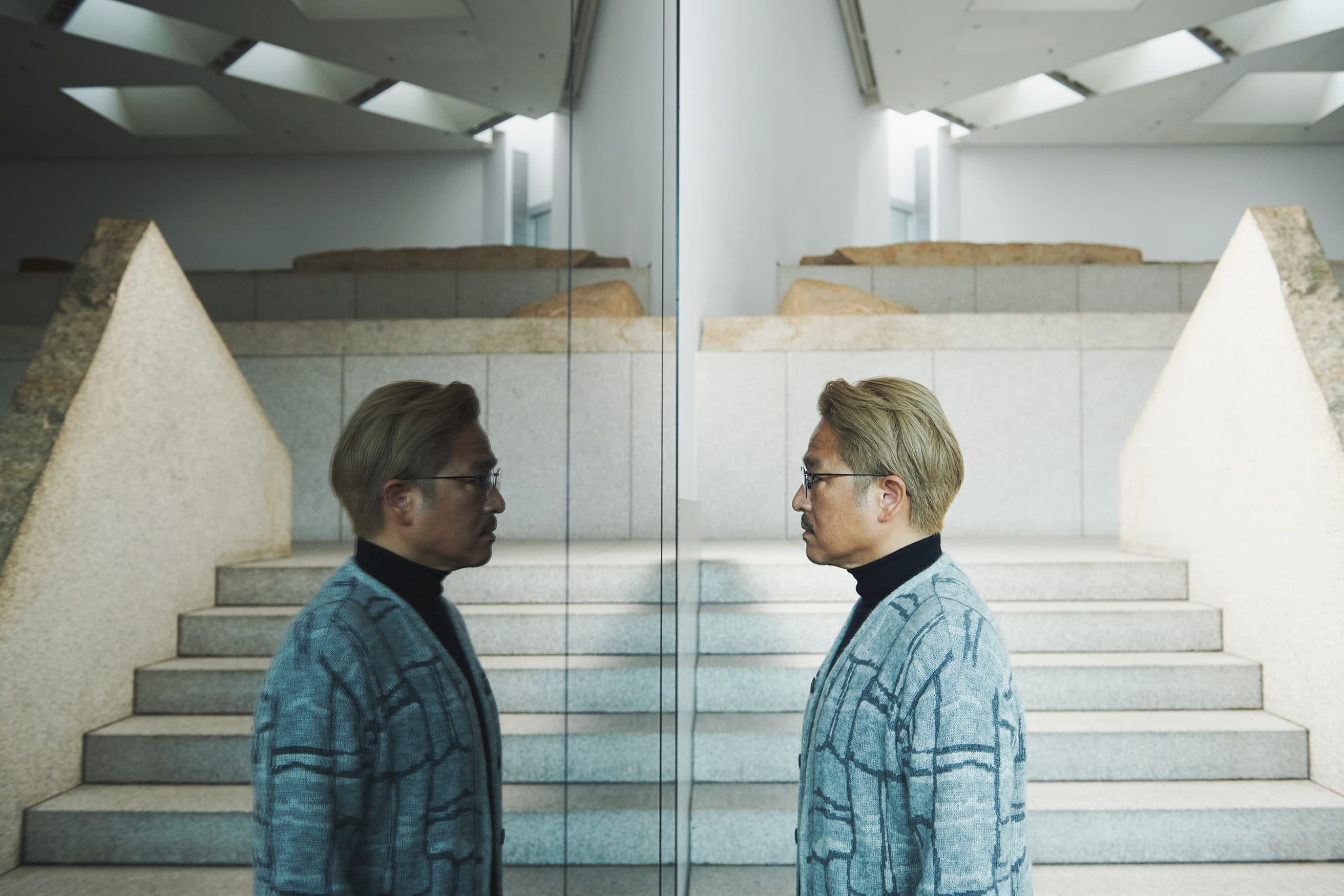 イサム・ノグチの石庭に調和するGIORGIO ARMANI×YUICHI TOYAMAのアイウェア。