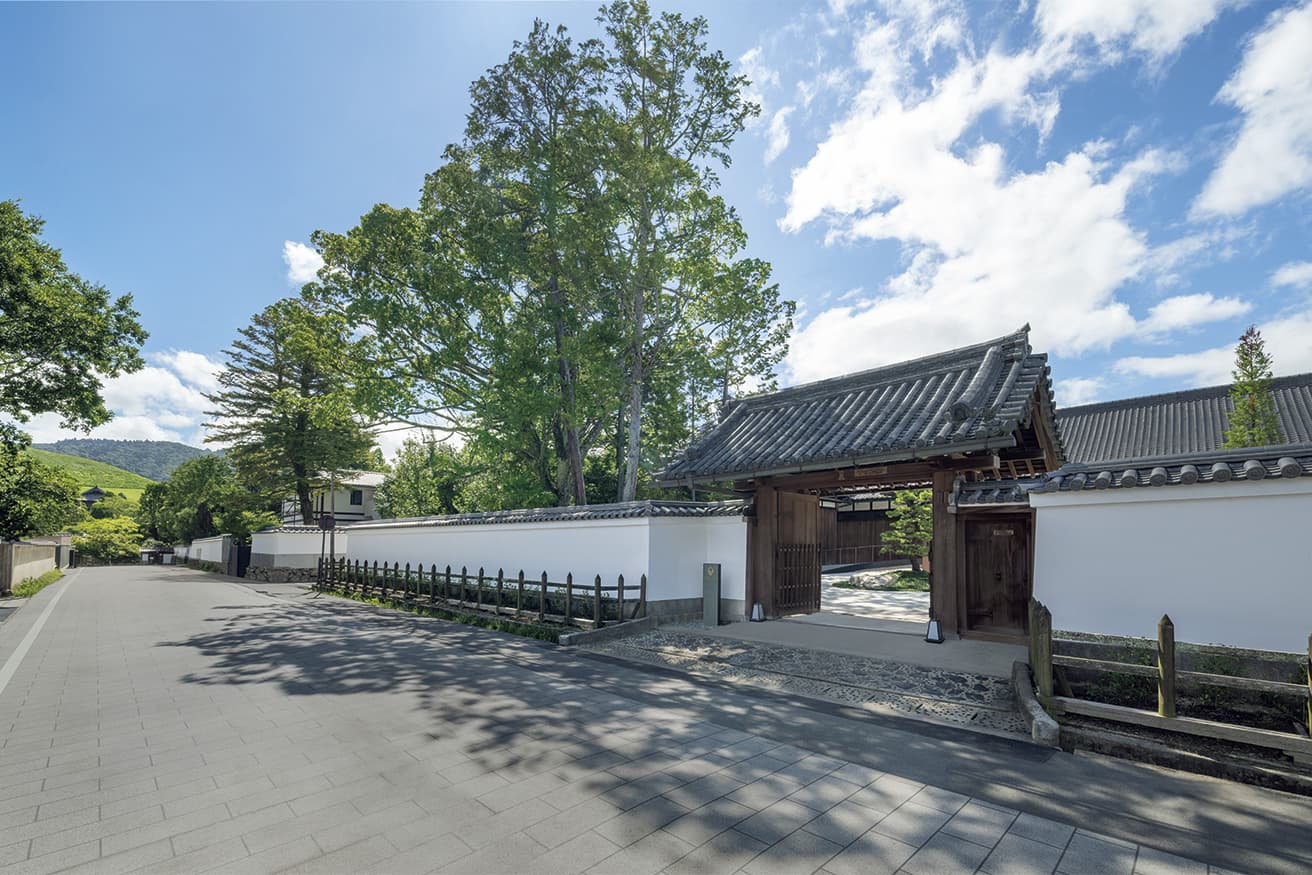 奈良に残る神社仏閣の特徴でもある瓦屋根と白壁を踏襲したホテルの表門。