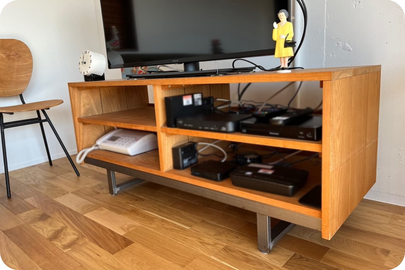 空間を柔らかく仕切る半透明のドレープカーテンから柔らかい光が漏れる。photo_Greg Bannan