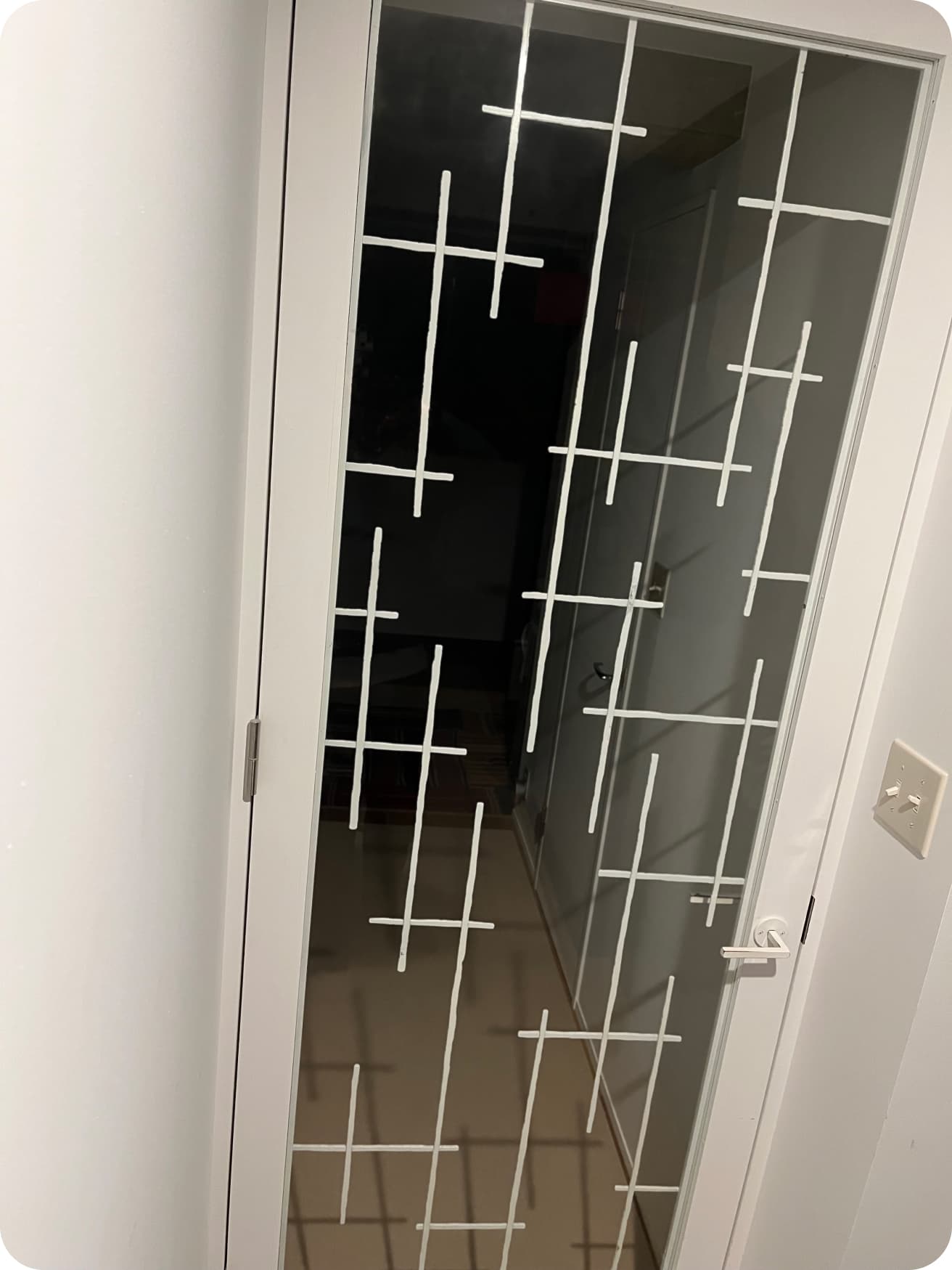 クヴァドラと協働し、新作ドレープカーテン《Trapped in heaven》を発表したヤン・ヴォー。Photo_Jannick Pihl Rasmussen