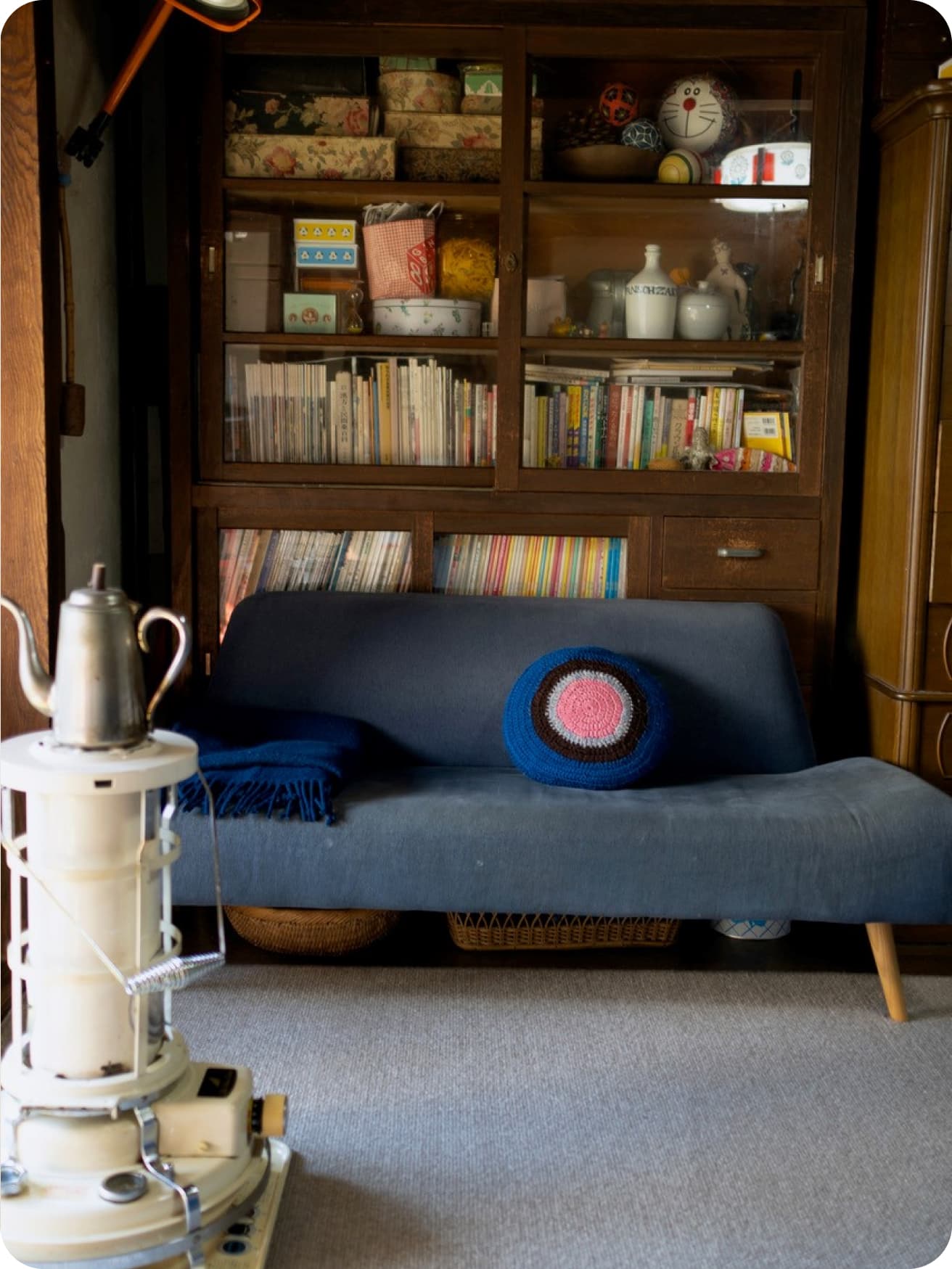 近づいて見るとうっすら文字が織り込まれているのがわかる。言葉は左右5メートルの長さ、素材は74%がリサイクルしたポリエステルを使用。